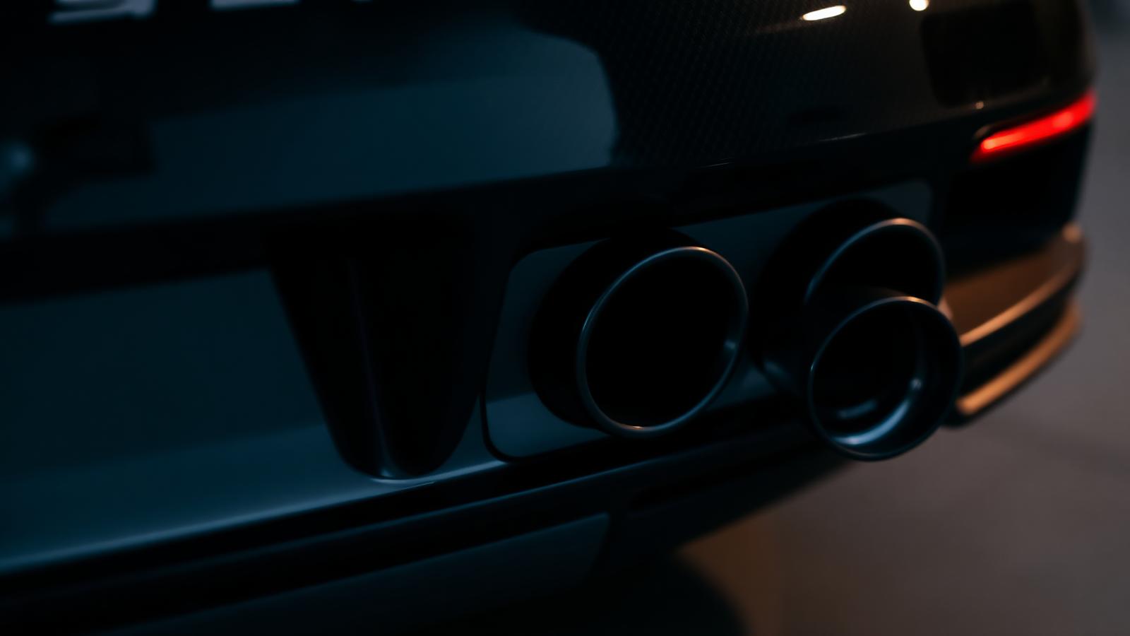 Détail du double échappement et du diffuseur carbone d'une Porsche 911